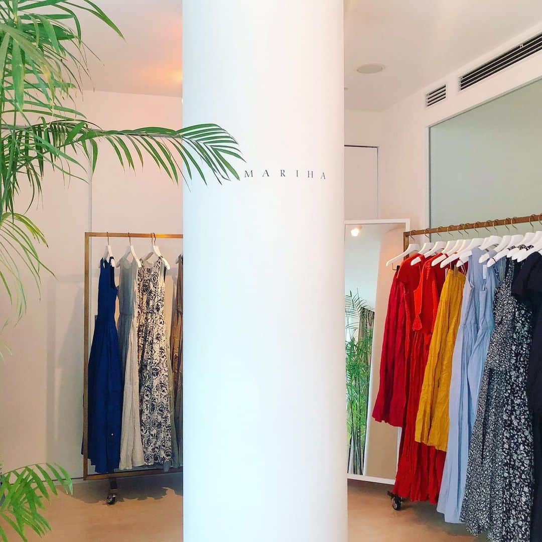 内山理名さんのインスタグラム写真 - (内山理名Instagram)「MARIHAの季節💃✨ ・ プレスに遊びに行ってきたよ。 この場所 気が良いんだよね。 ・ この夏もMARIHA のドレス大活躍の予感♡ ・ #summer2019 #mariha #fashion」6月6日 14時11分 - rinauchiyama_official