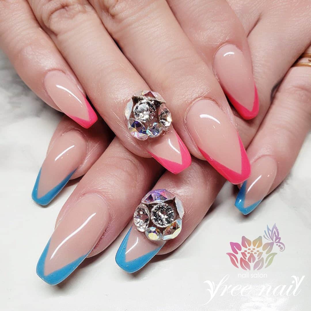free nail フリーネイルのインスタグラム：「. お客様ネイル💅🏻🦋✨ . デザインフレンチネイル💗✨ . 配色でオシャレに夏らしく👩🏻‍🎨🎨✨ . ご来店ありがとうございました🙇🏻‍♀️🙇🏻‍♀️🙇🏻‍♀️💗 . #ネイル #フリーネイル #ネイルアート #ジェルネイル #ネイルサロン #大阪ネイルサロン #ネイルデザイン #ネイルチェンジ #フレンチネイル #フレンチデザイン #ビジューネイル #vカットストーン #ベージュネイル #配色ネイル #デザインネイル #シンプルネイル #トレンドネイル #美爪ネイル #初夏ネイル #夏ネイル #美甲 #日式美甲 #summernails #nailsart #nailsalon #nailsdid #newnails #newnail #freenail」