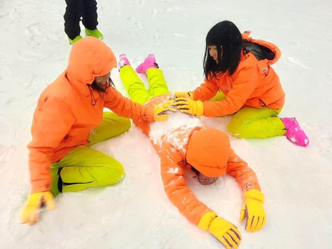宮内桃子さんのインスタグラム写真 - (宮内桃子Instagram)「人生初のスキーをしました⛷ まさか中国で経験するなんて…  でも遊びじゃなくて🎿 プロモーション撮影なので 本格的に滑っていません。  滑れない予感がしました👉👈 すでにお尻が筋肉痛です。  初スキー場で埋められました😟 動画も載せたのでスライドしてください！  #今日のコーデ #今日の服装 #貴州省 #スキー #スキーコーデ #人参の妖精」6月6日 14時19分 - bakemonomomo