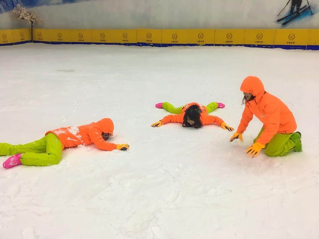 宮内桃子さんのインスタグラム写真 - (宮内桃子Instagram)「人生初のスキーをしました⛷ まさか中国で経験するなんて…  でも遊びじゃなくて🎿 プロモーション撮影なので 本格的に滑っていません。  滑れない予感がしました👉👈 すでにお尻が筋肉痛です。  初スキー場で埋められました😟 動画も載せたのでスライドしてください！  #今日のコーデ #今日の服装 #貴州省 #スキー #スキーコーデ #人参の妖精」6月6日 14時19分 - bakemonomomo