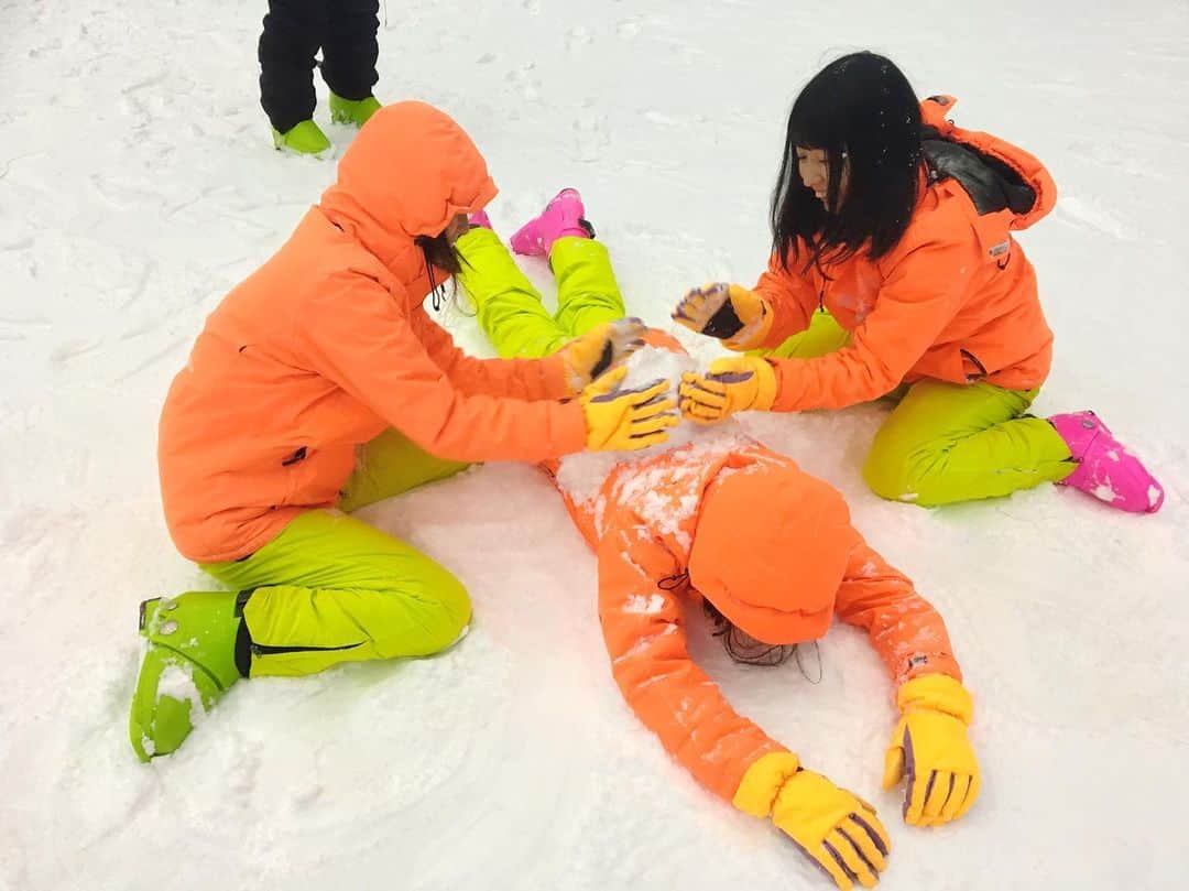 宮内桃子さんのインスタグラム写真 - (宮内桃子Instagram)「人生初のスキーをしました⛷ まさか中国で経験するなんて…  でも遊びじゃなくて🎿 プロモーション撮影なので 本格的に滑っていません。  滑れない予感がしました👉👈 すでにお尻が筋肉痛です。  初スキー場で埋められました😟 動画も載せたのでスライドしてください！  #今日のコーデ #今日の服装 #貴州省 #スキー #スキーコーデ #人参の妖精」6月6日 14時19分 - bakemonomomo