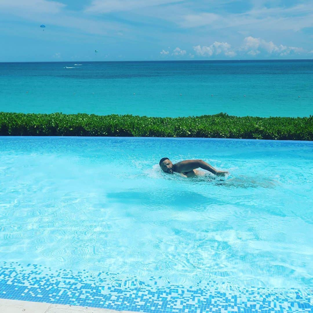 DJキャレドさんのインスタグラム写真 - (DJキャレドInstagram)「ANOTHER ONE ! Swimming 🏊 is 🔑 #FATHEROFASAHD TO THE WORLD 🌎」6月7日 1時12分 - djkhaled