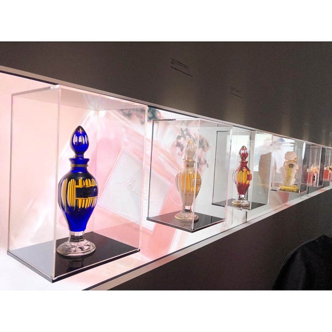 石井美保さんのインスタグラム写真 - (石井美保Instagram)「明日から6月16日まで開催されるミスディオール展覧会に一足先に行って来ました。香水のミスディオールは1947年のブランド初のコレクションで、"ドレスの仕上げ"として発表されたクチュールフレグランス。ディオールの歴史を代表するクチュリエドレスや、フレグランスボトルのアーカイブが見られたり、フォトブースで記念撮影ができたり。MISS DIOR CAFÉ ではピンクラテやスイーツの限定メニューが頂けますよ。ミスディオール製品、メイクアップやスキンケア製品も同会場にて購入できます。ご購入者に限定ポーチのプレゼントも！こんな大掛かりな芸術的popupはなかなかお目にかかれないので、是非皆様行ってみてください。 BA-TSU ART GALLERY,THE MASS 渋谷区神宮前5-11-5 11時〜20時まで 6月10日は19時まで、最終日は18時まで」6月7日 1時14分 - miho_ishii