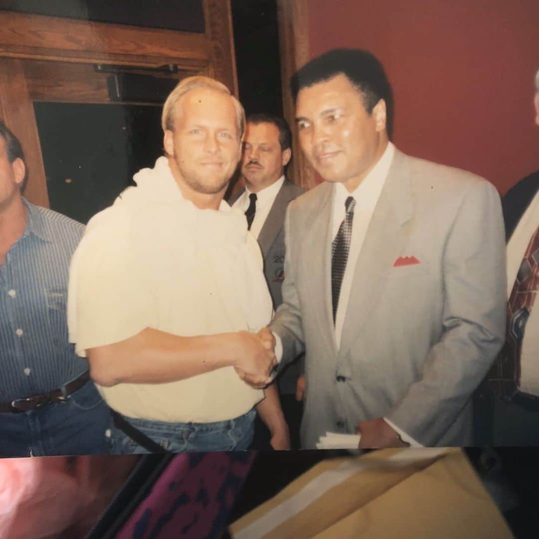 ストーン・コールド・スティーブ・オースチンのインスタグラム：「Here’s a classic from way back when I met the GOAT Muhammad Ali.  #tbt #stunningsteve #floatlikeabutterflystinglikeabee」