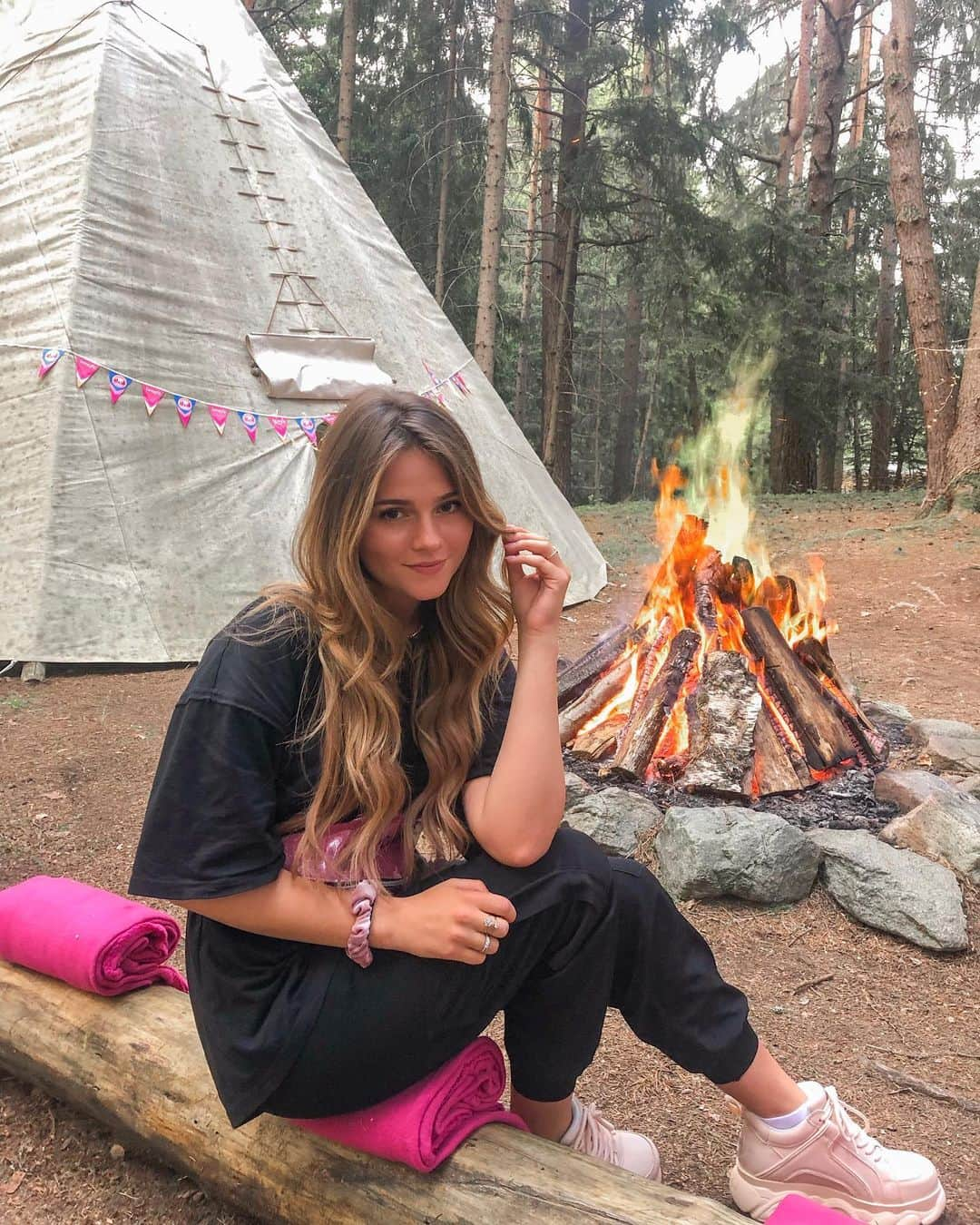 Jessy Hartelさんのインスタグラム写真 - (Jessy HartelInstagram)「Lagerfeuer 🔥 ❤️ ~werbung」6月6日 23時59分 - jessyhartel