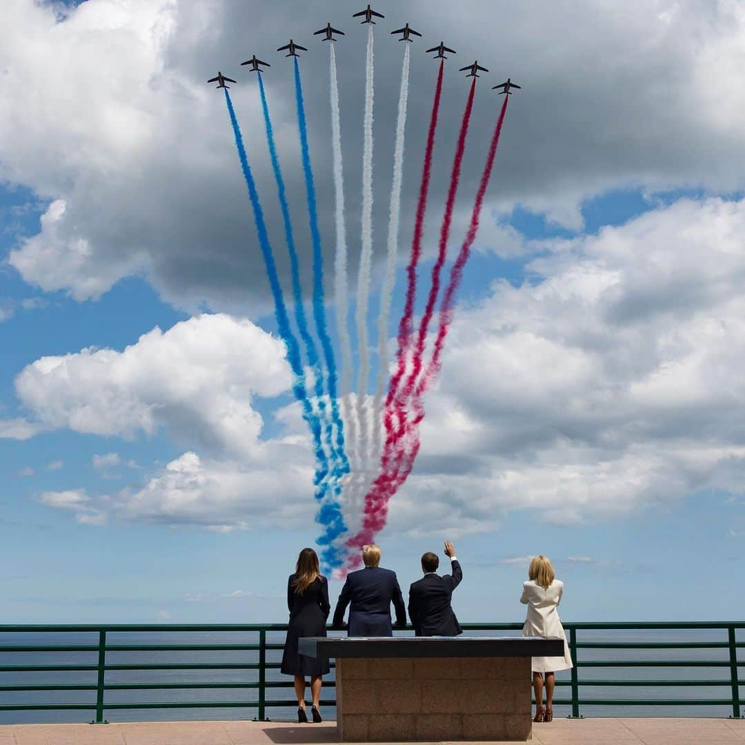 NBC Newsさんのインスタグラム写真 - (NBC NewsInstagram)「First Lady Melania Trump, President Trump, French President Macron and his wife Brigitte watch as an elite acrobatic flying team fly over a ceremony at the American cemetery in #Normandy as part of the #DDay75 commemorations. . 📷 Ian Langsdon / @afpphoto」6月7日 0時00分 - nbcnews