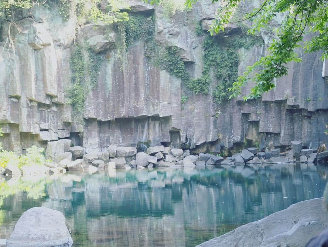 田中亜希子さんのインスタグラム写真 - (田中亜希子Instagram)「先月、 @visitjeju.jp さんにご案内いただき、韓国のチェジュ島に家族で行ってきました＾＾ もう暑いくらいで、夏休みみたいな休日を過ごせましたよ♡  子供たちが喜びそうなところを選び、観光をしてきました。 宿泊はロッテホテル。 ロッテホテルの施設では キッズスペースや夜も入れる温水プール(日焼けの心配しなくて最高♡)、ボーリングがあり、余すところなく遊び尽くしました＾＾ 観光では東門市場で、楽しく食べ歩き。 牧場カフェドゥルクムダで乗馬。 メイズランドで巨大迷路にチャレンジ。 ブリックキャンバスで大好きなレゴの展示と体験。 天帝淵滝をみて。 ご飯はテウルカルビやコギククス、豆乳の冷麺などをいただきましたよ！美味しくて常に満腹でした＾＾ まだ入れなかったのですが、海も綺麗で陽気が良く、お洒落なカフェもあるので夏休みにも良さそうでした♡  成田から2時間ちょっとという飛行時間も子連れには嬉しいです＾＾ 写真がまだあるので、続きはまた載せますね！  #週末チェジュ #チェジュ島 #pr」6月6日 23時52分 - akiico