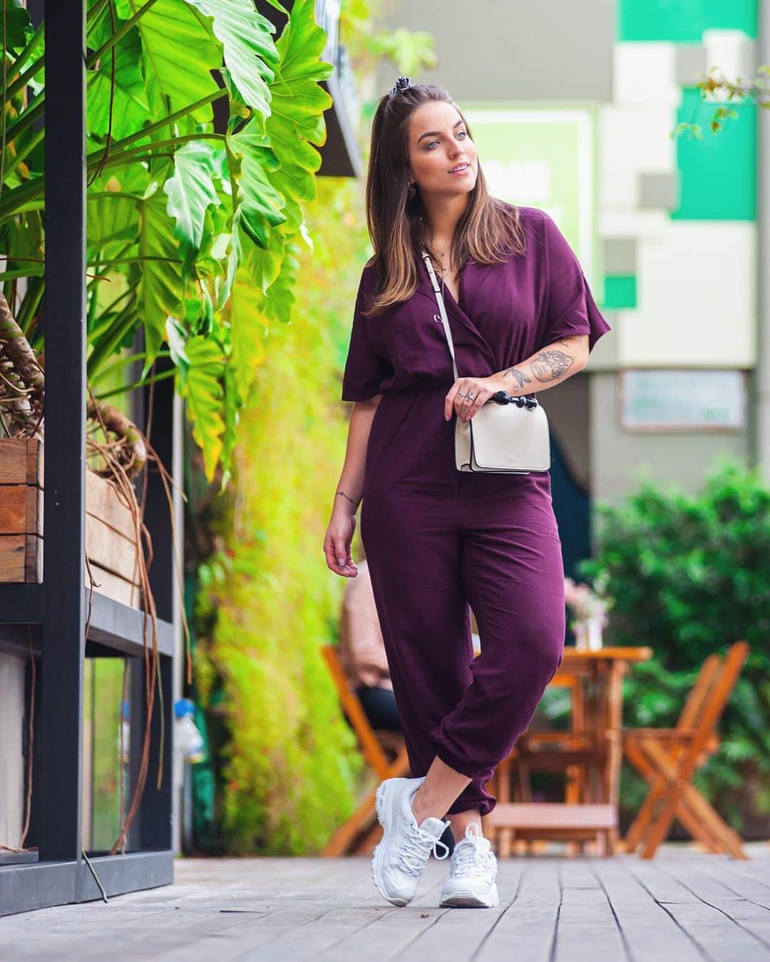 Bruna Unzuetaのインスタグラム：「Ainda sobre ontem ✨⭐️ gostaram do meu look? Eu sempre invisto em looks mais confortáveis e versáteis, nesse eu optei por uma pegada mais Hi/Lo, um macacão de linho + o tênis D’lites - Fresh Start da @skechersbrasil = match perfeito ❤️ e aaah, fiz um videozin do meu dia de ontem e vou subir no IGTV jajá, ok? 🥰 #VáDeSkechers #SkechersBrasil #UmDiaComBrunaUnzuetaeSkechers #SkechersNaCaras @carascreators」