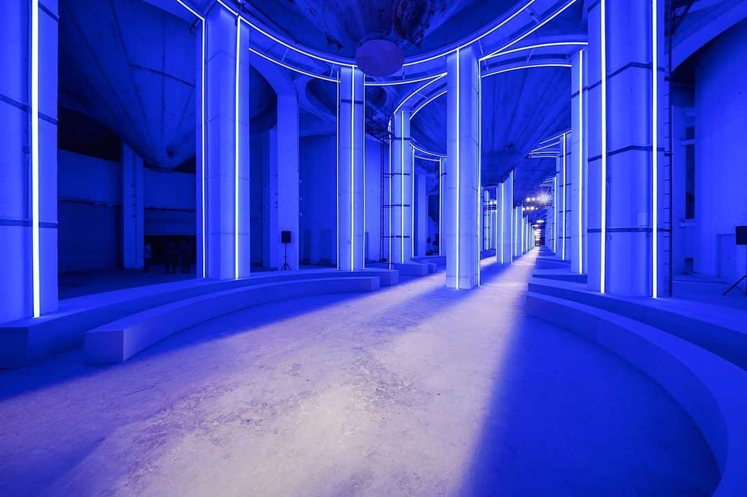 プラダさんのインスタグラム写真 - (プラダInstagram)「The colossal and labyrinthine quality of the Silo Hall of Minsheng Wharf—the show space for #PradaSS20 Menswear—is augmented with a linear catwalk slicing through the longitudinal axis of the space. After the show, the guests are invited to the 7th floor of the Silo where an ephemeral venue hosts an exclusive dinner and several music acts and installations. #MiucciaPrada」6月6日 23時53分 - prada