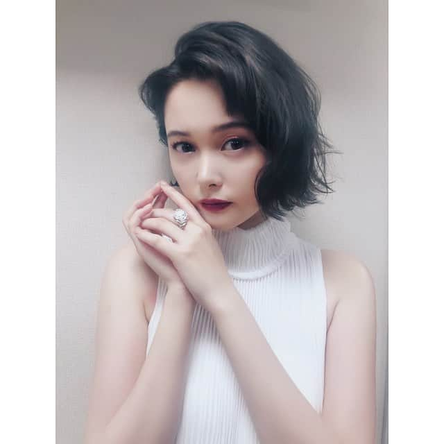 玉城ティナさんのインスタグラム写真 - (玉城ティナInstagram)「Dinerという世界観で、 生きていけた1ヶ月半も本当に幸せだったな〜  改めて、こんなに素晴らしい キャストさん&蜷川監督の中に紛れ込めて 嬉しく思います、、 頑張るぞ、、 #Diner ７月5日公開！ 👗 @loewe 👠 @louboutinworld 🌛 @harukadebeau 👔 @yusuke.arim  金子ノブアキさん、お誕生日おめでとうございます🎈」6月6日 23時55分 - tinapouty