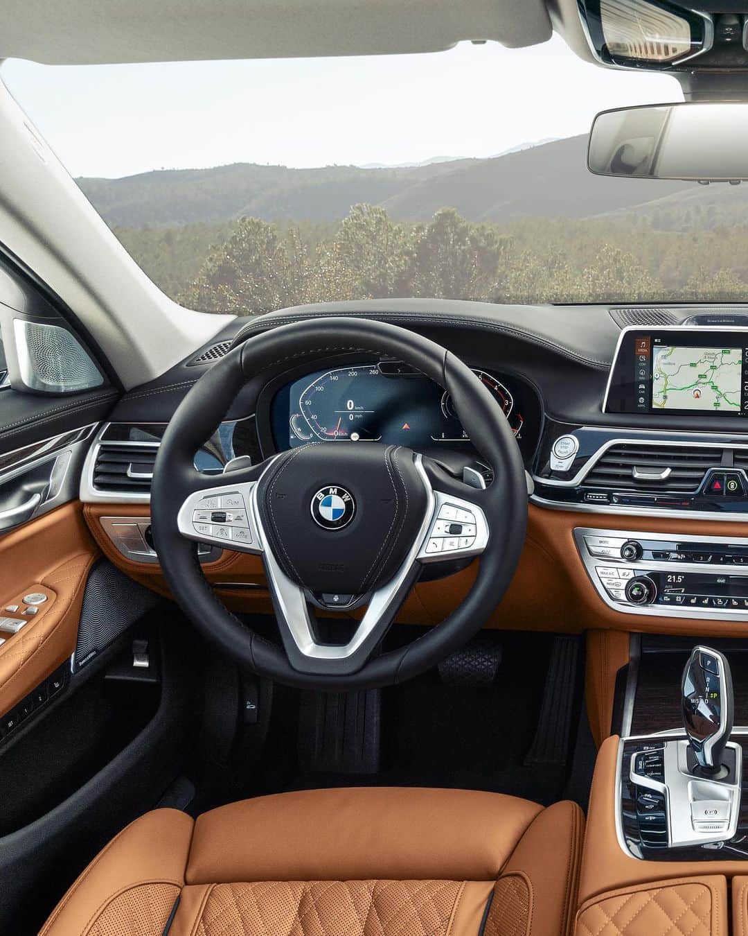 BMWのインスタグラム：「Take a look at the luxury interior. THE 7. #THE7 #BMW #7Series #Sedan」