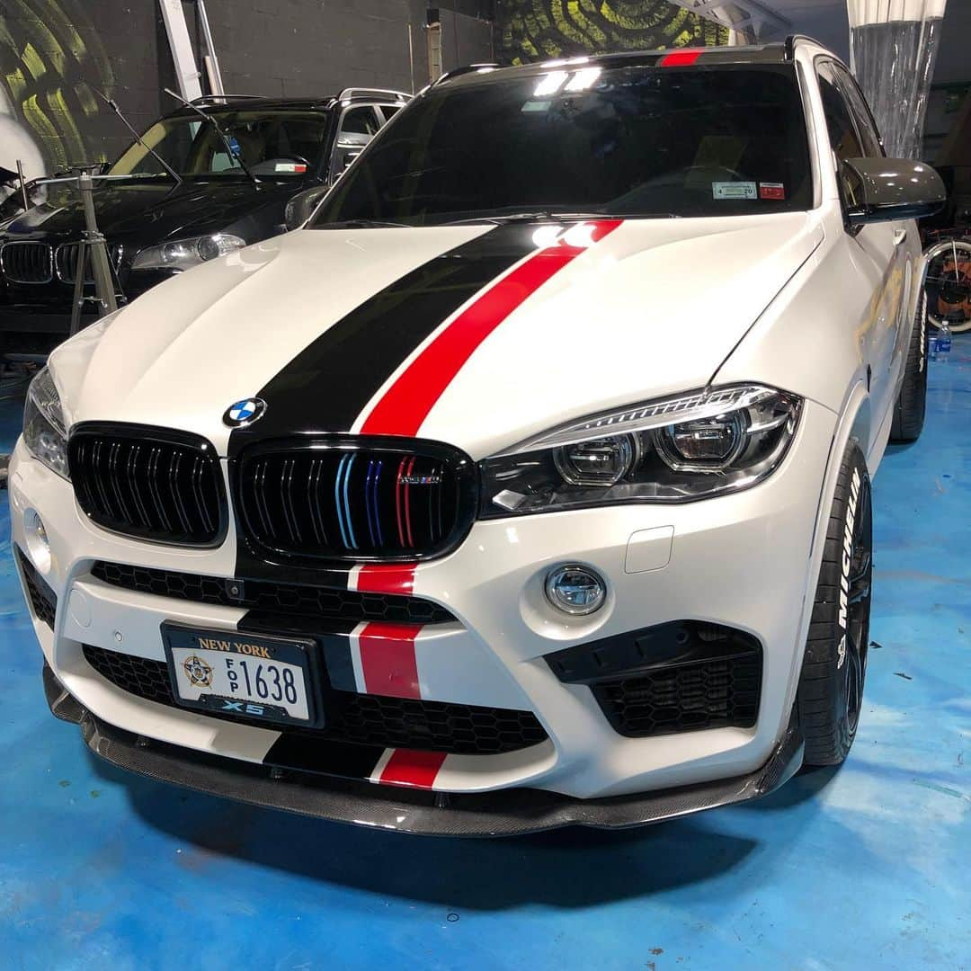 CarsWithoutLimitsさんのインスタグラム写真 - (CarsWithoutLimitsInstagram)「#X5M @autosport718 full body paint protection film carbonfiber lip kit tire letters and custom stripe #AutoSportsBx #carswithoutlimits」6月7日 0時05分 - carswithoutlimits