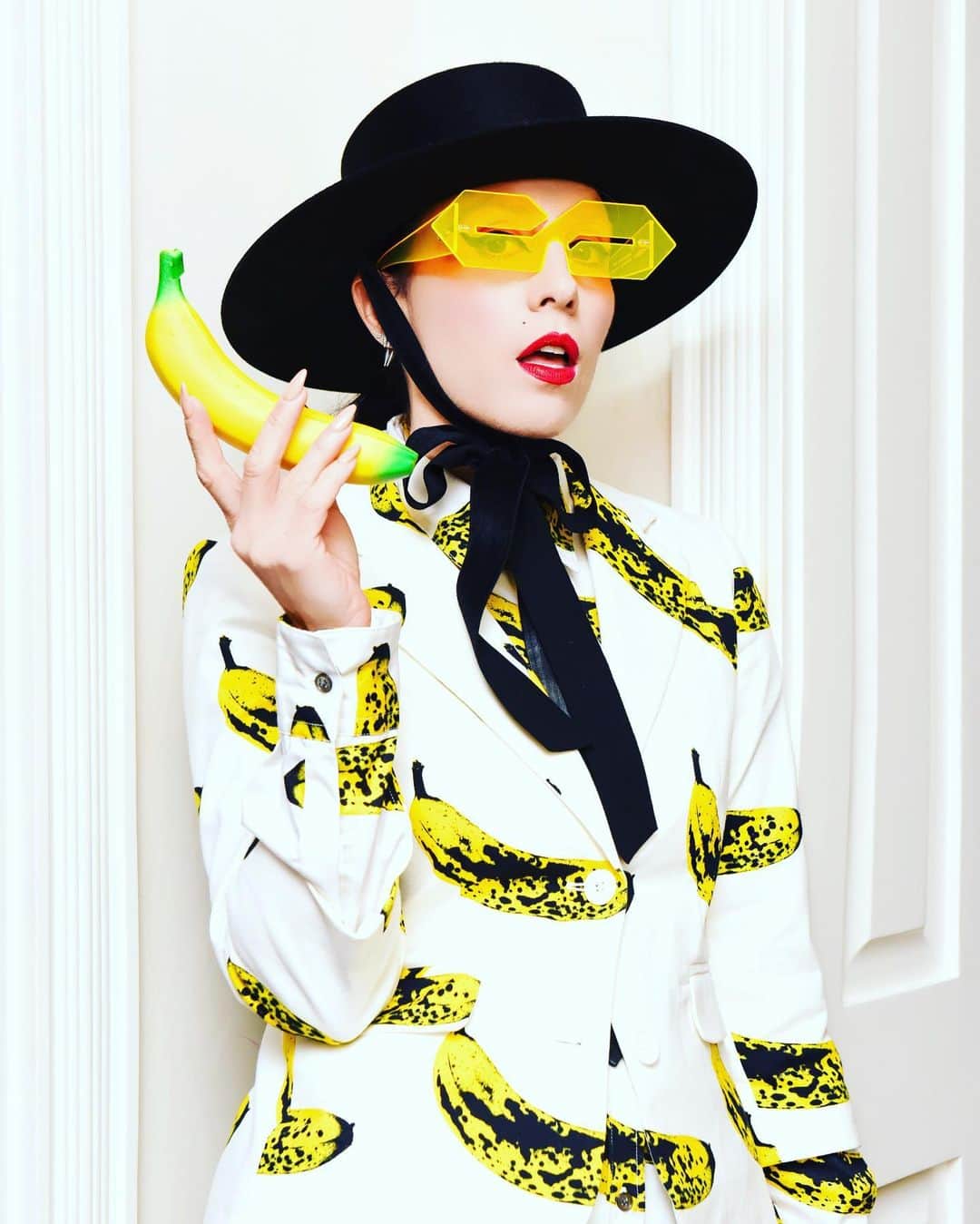 B. Akerlundさんのインスタグラム写真 - (B. AkerlundInstagram)「Felling a little bananas 🍌 .... In @officiallibertine suit 😎 @mona_thomas 🎩 @bijouvanness photo : @owenkolas at last nights @frame dinner ✌🏻💋」6月7日 0時17分 - bcompleted