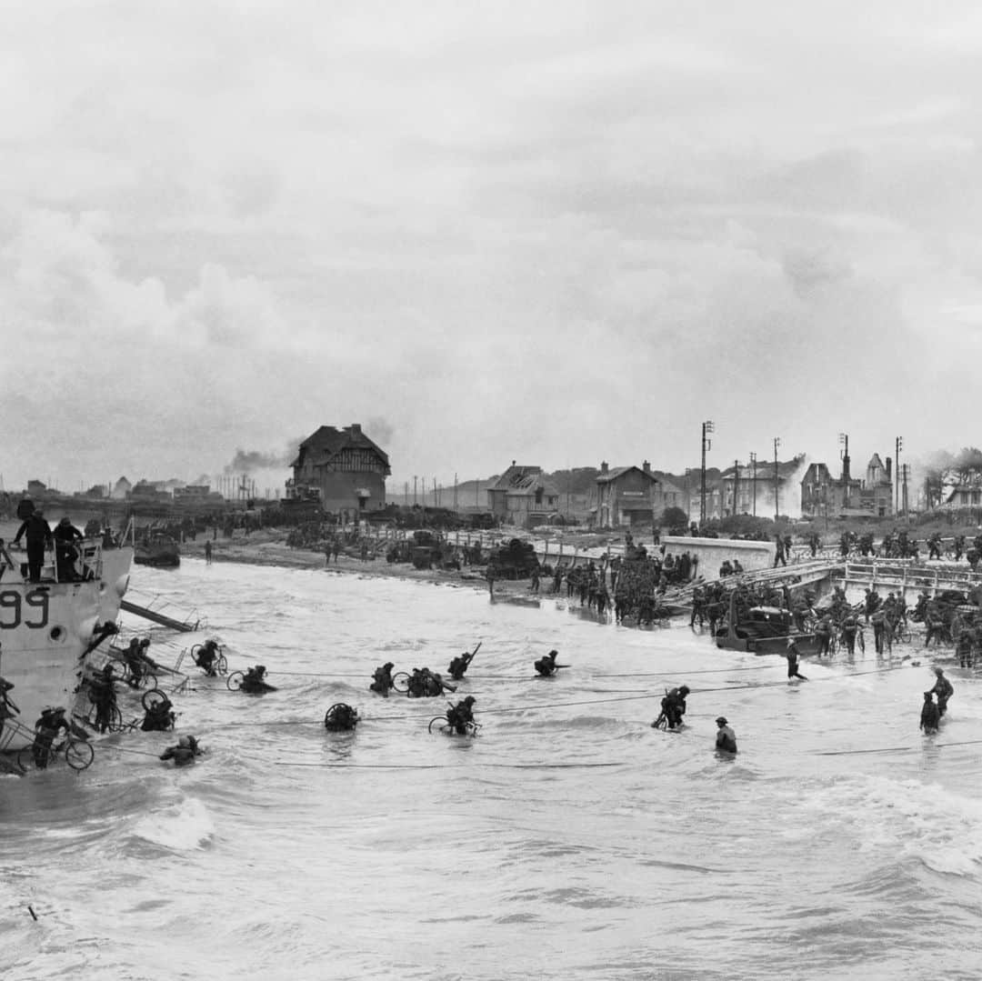 CNNさんのインスタグラム写真 - (CNNInstagram)「These rare archive photos offer a glimpse of what the D-Day invasion of Normandy, the largest seaborne invasion in history, looked like from the Allies' perspective. When the Allies launched the battle 75 years ago, on June 6, 1944, military leaders knew it would be a turning point in the fight against Nazi Germany, so they documented it extensively. Professional photographers were embedded in various units, even some on the front lines. "This visual record brings it all to life and it really does put it into perspective," says Anthony Richards, head of documents and sound at the Imperial War Museum in England. "They help us engage with history and put ourselves in the place of those soldiers." (📸: Imperial War Museum)」6月7日 0時13分 - cnn