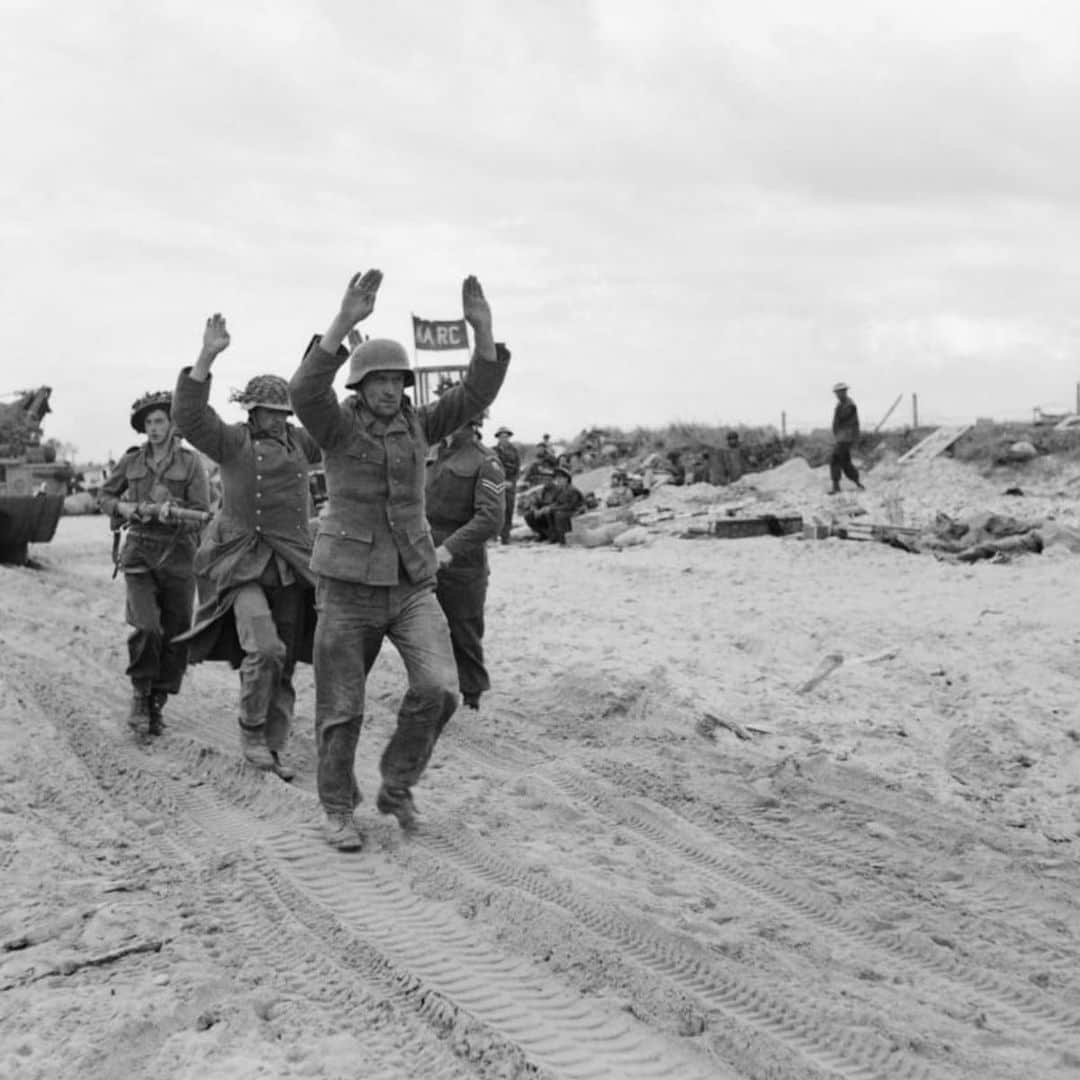 CNNさんのインスタグラム写真 - (CNNInstagram)「These rare archive photos offer a glimpse of what the D-Day invasion of Normandy, the largest seaborne invasion in history, looked like from the Allies' perspective. When the Allies launched the battle 75 years ago, on June 6, 1944, military leaders knew it would be a turning point in the fight against Nazi Germany, so they documented it extensively. Professional photographers were embedded in various units, even some on the front lines. "This visual record brings it all to life and it really does put it into perspective," says Anthony Richards, head of documents and sound at the Imperial War Museum in England. "They help us engage with history and put ourselves in the place of those soldiers." (📸: Imperial War Museum)」6月7日 0時13分 - cnn