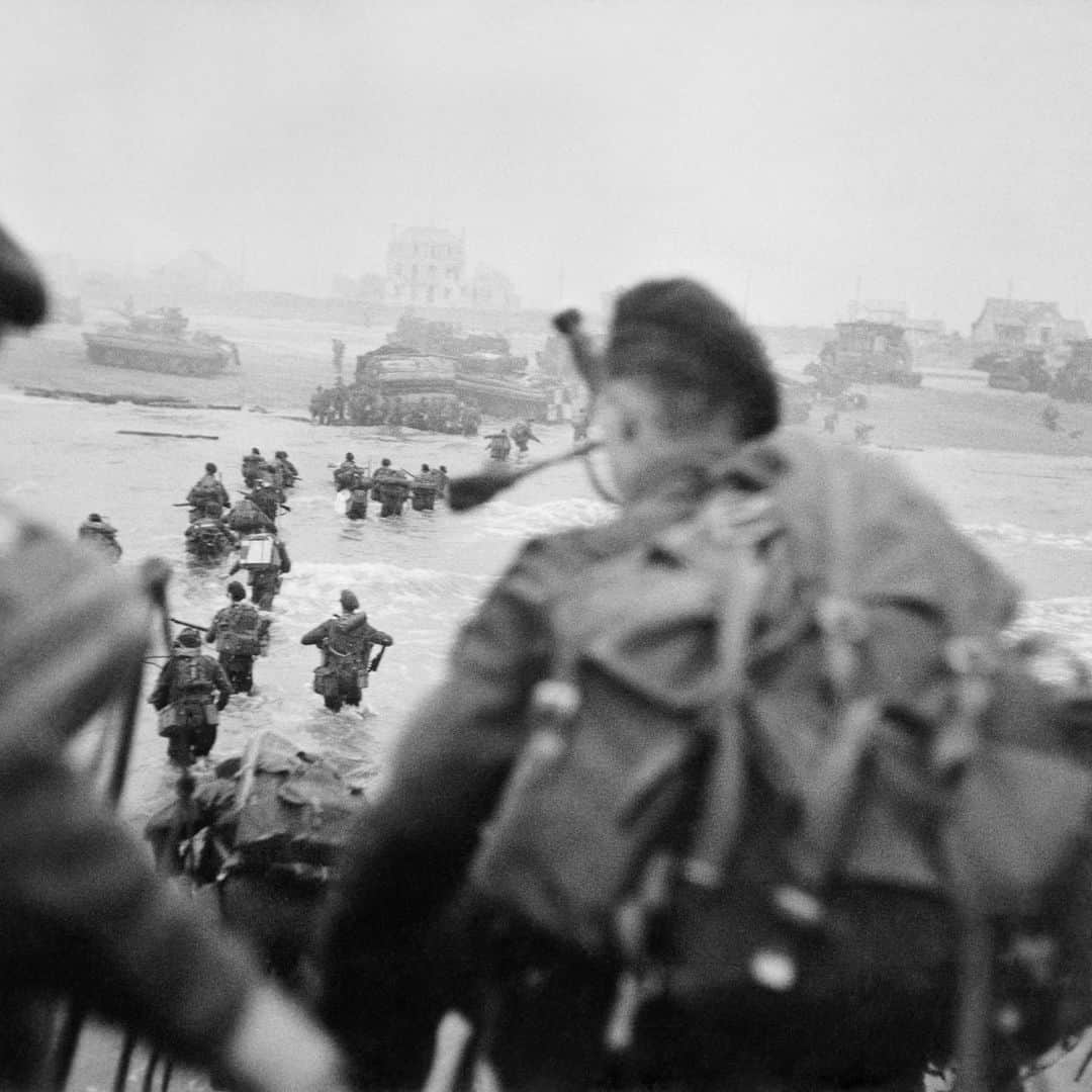 CNNさんのインスタグラム写真 - (CNNInstagram)「These rare archive photos offer a glimpse of what the D-Day invasion of Normandy, the largest seaborne invasion in history, looked like from the Allies' perspective. When the Allies launched the battle 75 years ago, on June 6, 1944, military leaders knew it would be a turning point in the fight against Nazi Germany, so they documented it extensively. Professional photographers were embedded in various units, even some on the front lines. "This visual record brings it all to life and it really does put it into perspective," says Anthony Richards, head of documents and sound at the Imperial War Museum in England. "They help us engage with history and put ourselves in the place of those soldiers." (📸: Imperial War Museum)」6月7日 0時13分 - cnn