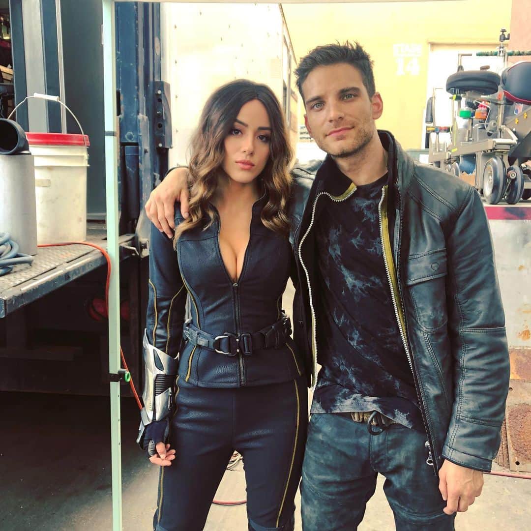 のインスタグラム：「Turns out, if you wear 17 push up bras at the same time. You can in fact, have boobs...Jeff is only wearing 2 that’s why you can’t see his. #bts from last weeks ep of @agentsofshield @jjward12」