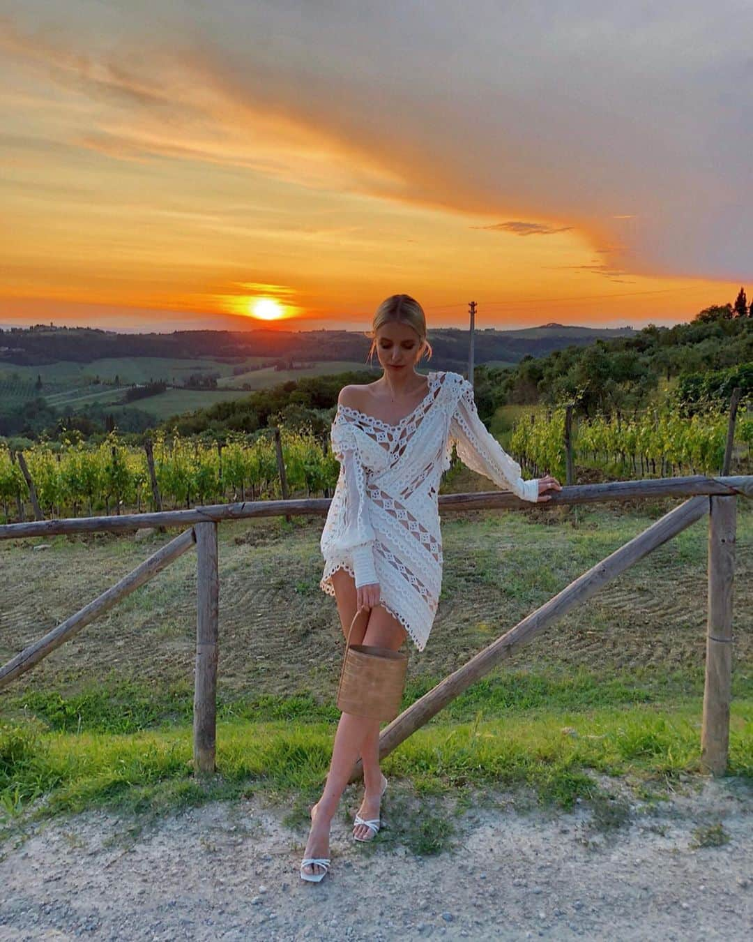 レオニー・ハンネさんのインスタグラム写真 - (レオニー・ハンネInstagram)「Ciao from Tuscany, here to shoot a campaign (and watch sunsets). 🌅 Anzeige/BrandsTagged」6月7日 0時19分 - leoniehanne