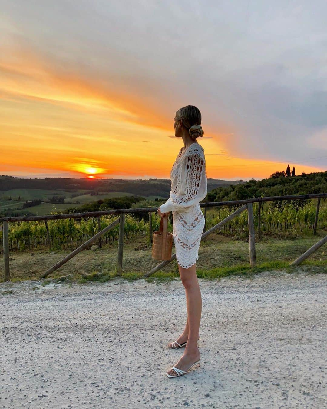 レオニー・ハンネさんのインスタグラム写真 - (レオニー・ハンネInstagram)「Ciao from Tuscany, here to shoot a campaign (and watch sunsets). 🌅 Anzeige/BrandsTagged」6月7日 0時19分 - leoniehanne