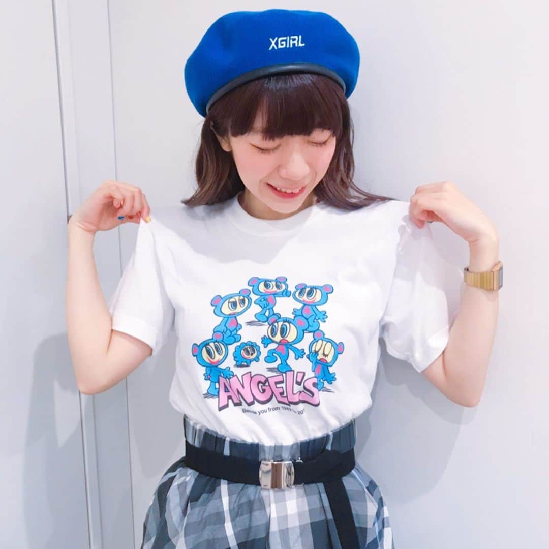 ぱいぱいでか美さんのインスタグラム写真 - (ぱいぱいでか美Instagram)「エンジェルブルーのTシャツとサコッシュ可愛すぎない？ あの頃のキッズモデルのポーズで撮りました。 ꙳ #tops #sacoche #ANGELBLUE #ナカムラくん #リットーミュージック #復刻版 #béret #XGIRL #skirt #candystripper  #俺はインスタグラマーになりてぇ ꙳ 著書『桃色の半生！』でもお世話になった リットーミュージックさんから ANGEL BLUEの復刻版が出た〜〜〜！！！ ということで早速今日は着ちゃいました❤︎ 小学生のときめちゃくちゃ流行ってたな〜 実はあの時は買ってもらえなくて というか買ってもらえなさそうだったから 要らないフリしてたのよ(T . T)健気な子供。笑 うん十年の時を経てANGEL BLUEが着れて超嬉しいです！ リットーさんの通販とかでも買えるので ぱいぱい世代の懐かしく思えるみなさんはもちろん 何これ知らないけど可愛い！って思った 若者の皆様も是非ゲットしてねー。 おそろにしよ！ またナカムラくんが街に溢れる世界見てみたい。」6月7日 0時20分 - paipaidekami