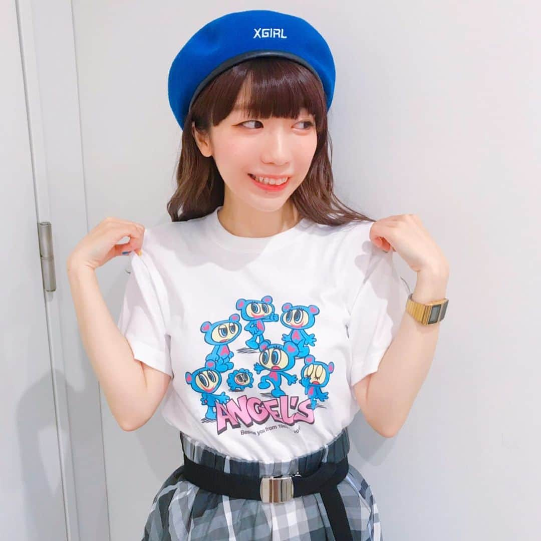 ぱいぱいでか美さんのインスタグラム写真 - (ぱいぱいでか美Instagram)「エンジェルブルーのTシャツとサコッシュ可愛すぎない？ あの頃のキッズモデルのポーズで撮りました。 ꙳ #tops #sacoche #ANGELBLUE #ナカムラくん #リットーミュージック #復刻版 #béret #XGIRL #skirt #candystripper  #俺はインスタグラマーになりてぇ ꙳ 著書『桃色の半生！』でもお世話になった リットーミュージックさんから ANGEL BLUEの復刻版が出た〜〜〜！！！ ということで早速今日は着ちゃいました❤︎ 小学生のときめちゃくちゃ流行ってたな〜 実はあの時は買ってもらえなくて というか買ってもらえなさそうだったから 要らないフリしてたのよ(T . T)健気な子供。笑 うん十年の時を経てANGEL BLUEが着れて超嬉しいです！ リットーさんの通販とかでも買えるので ぱいぱい世代の懐かしく思えるみなさんはもちろん 何これ知らないけど可愛い！って思った 若者の皆様も是非ゲットしてねー。 おそろにしよ！ またナカムラくんが街に溢れる世界見てみたい。」6月7日 0時20分 - paipaidekami