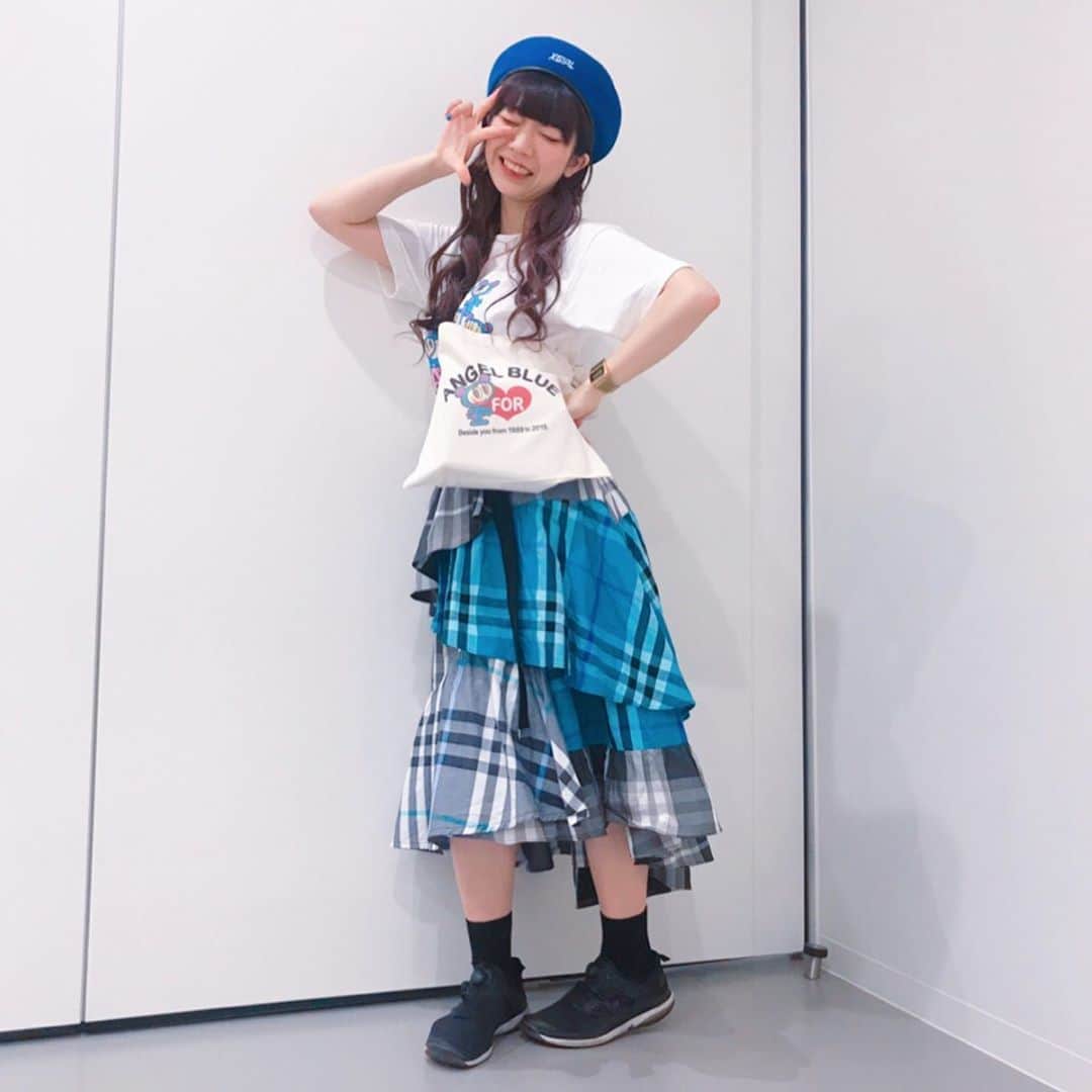 ぱいぱいでか美のインスタグラム：「エンジェルブルーのTシャツとサコッシュ可愛すぎない？ あの頃のキッズモデルのポーズで撮りました。 ꙳ #tops #sacoche #ANGELBLUE #ナカムラくん #リットーミュージック #復刻版 #béret #XGIRL #skirt #candystripper  #俺はインスタグラマーになりてぇ ꙳ 著書『桃色の半生！』でもお世話になった リットーミュージックさんから ANGEL BLUEの復刻版が出た〜〜〜！！！ ということで早速今日は着ちゃいました❤︎ 小学生のときめちゃくちゃ流行ってたな〜 実はあの時は買ってもらえなくて というか買ってもらえなさそうだったから 要らないフリしてたのよ(T . T)健気な子供。笑 うん十年の時を経てANGEL BLUEが着れて超嬉しいです！ リットーさんの通販とかでも買えるので ぱいぱい世代の懐かしく思えるみなさんはもちろん 何これ知らないけど可愛い！って思った 若者の皆様も是非ゲットしてねー。 おそろにしよ！ またナカムラくんが街に溢れる世界見てみたい。」