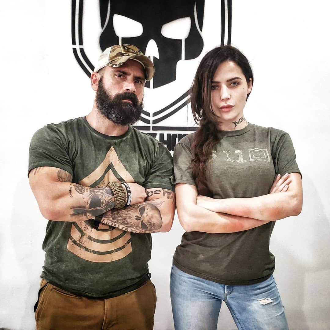 Anna Vargasさんのインスタグラム写真 - (Anna VargasInstagram)「No último fim de semana tive o privilégio de ser instruída pelo mestre @waldevirjunior que foi trazido à nossa cidade pela @fhtreinamentosespeciais . No sábado ele ministrou o Silent Blade Seminar, uma introdução a técnicas de combate com facas: Sem rodeios, sem firulas, sem plasticidade. Ele ensina o que é simples e efetivo. Ele ensina o que é realista. Preciso dizer que amei?!🤩😈🔪 E, no domingo, ele ofereceu um treinamento voltado especialmente para a auto defesa feminina. 👯 Nos dois dias saí de lá com os braços esmagados, inchados, roxos de tanta pancada (inclusive ainda estão com vários hematomas)... Mas me sentindo muito mais confiante na minha capacidade de infligir dor, de ser agressiva, se for necessário pra voltar em segurança pra casa. Saí de lá como sempre saio dos cursos da Força e Honra: Com a visão ampliada e sedenta de mais conhecimentos e mais treinamentos!!! Obrigada @fhtreinamentosespeciais por tantas oportunidades ímpares de ter acesso a esse tipo de treino, e obrigada @waldevirjunior por compartilhar um pouco do seu conhecimento e ensinar sua habilidade adquirida com tanta dedicação! 🖤🔪💀 . ⬇️⬇️YouTube Channel ⬇️⬇️ Myst & Hard [link on my profile] --------------------------------------------------- 🤝PARCEIROS: 🛒Loja: @companystoreac www.storeac.com.br ⚪ Munição: @spartanairsoftmunition www.spartanairsoft.com.br 🎥 Câmeras: @scopecam www.scopecam.com.br Patches: @1ciadistintivos ---------------------------------------------------- . #airsoft #myst #airsoftgirl #airsofter #airsofting #modify #slaydies #airsoftwoman #airsoftgame #airsoftlife #airsoftworld #airsoftbrasil #airsoftphoto #airsoftobsessed #airsoftporn #airsoftoperator #tacticalshit #tactical #tacticool #multicam #military #milsim #gunsandgirls #airsoftlove #airsoftnation #airsoftcomunity」6月7日 0時20分 - myst.shots