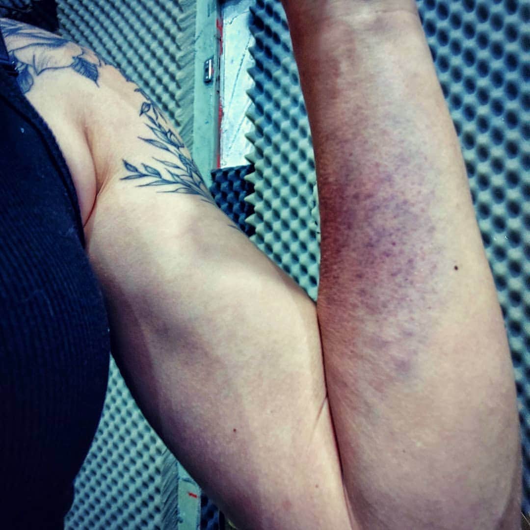 Anna Vargasさんのインスタグラム写真 - (Anna VargasInstagram)「No último fim de semana tive o privilégio de ser instruída pelo mestre @waldevirjunior que foi trazido à nossa cidade pela @fhtreinamentosespeciais . No sábado ele ministrou o Silent Blade Seminar, uma introdução a técnicas de combate com facas: Sem rodeios, sem firulas, sem plasticidade. Ele ensina o que é simples e efetivo. Ele ensina o que é realista. Preciso dizer que amei?!🤩😈🔪 E, no domingo, ele ofereceu um treinamento voltado especialmente para a auto defesa feminina. 👯 Nos dois dias saí de lá com os braços esmagados, inchados, roxos de tanta pancada (inclusive ainda estão com vários hematomas)... Mas me sentindo muito mais confiante na minha capacidade de infligir dor, de ser agressiva, se for necessário pra voltar em segurança pra casa. Saí de lá como sempre saio dos cursos da Força e Honra: Com a visão ampliada e sedenta de mais conhecimentos e mais treinamentos!!! Obrigada @fhtreinamentosespeciais por tantas oportunidades ímpares de ter acesso a esse tipo de treino, e obrigada @waldevirjunior por compartilhar um pouco do seu conhecimento e ensinar sua habilidade adquirida com tanta dedicação! 🖤🔪💀 . ⬇️⬇️YouTube Channel ⬇️⬇️ Myst & Hard [link on my profile] --------------------------------------------------- 🤝PARCEIROS: 🛒Loja: @companystoreac www.storeac.com.br ⚪ Munição: @spartanairsoftmunition www.spartanairsoft.com.br 🎥 Câmeras: @scopecam www.scopecam.com.br Patches: @1ciadistintivos ---------------------------------------------------- . #airsoft #myst #airsoftgirl #airsofter #airsofting #modify #slaydies #airsoftwoman #airsoftgame #airsoftlife #airsoftworld #airsoftbrasil #airsoftphoto #airsoftobsessed #airsoftporn #airsoftoperator #tacticalshit #tactical #tacticool #multicam #military #milsim #gunsandgirls #airsoftlove #airsoftnation #airsoftcomunity」6月7日 0時20分 - myst.shots