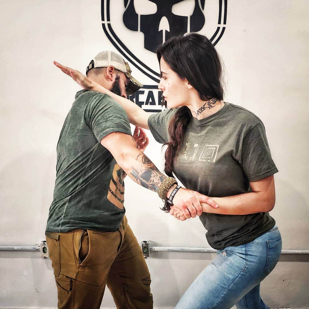 Anna Vargasさんのインスタグラム写真 - (Anna VargasInstagram)「No último fim de semana tive o privilégio de ser instruída pelo mestre @waldevirjunior que foi trazido à nossa cidade pela @fhtreinamentosespeciais . No sábado ele ministrou o Silent Blade Seminar, uma introdução a técnicas de combate com facas: Sem rodeios, sem firulas, sem plasticidade. Ele ensina o que é simples e efetivo. Ele ensina o que é realista. Preciso dizer que amei?!🤩😈🔪 E, no domingo, ele ofereceu um treinamento voltado especialmente para a auto defesa feminina. 👯 Nos dois dias saí de lá com os braços esmagados, inchados, roxos de tanta pancada (inclusive ainda estão com vários hematomas)... Mas me sentindo muito mais confiante na minha capacidade de infligir dor, de ser agressiva, se for necessário pra voltar em segurança pra casa. Saí de lá como sempre saio dos cursos da Força e Honra: Com a visão ampliada e sedenta de mais conhecimentos e mais treinamentos!!! Obrigada @fhtreinamentosespeciais por tantas oportunidades ímpares de ter acesso a esse tipo de treino, e obrigada @waldevirjunior por compartilhar um pouco do seu conhecimento e ensinar sua habilidade adquirida com tanta dedicação! 🖤🔪💀 . ⬇️⬇️YouTube Channel ⬇️⬇️ Myst & Hard [link on my profile] --------------------------------------------------- 🤝PARCEIROS: 🛒Loja: @companystoreac www.storeac.com.br ⚪ Munição: @spartanairsoftmunition www.spartanairsoft.com.br 🎥 Câmeras: @scopecam www.scopecam.com.br Patches: @1ciadistintivos ---------------------------------------------------- . #airsoft #myst #airsoftgirl #airsofter #airsofting #modify #slaydies #airsoftwoman #airsoftgame #airsoftlife #airsoftworld #airsoftbrasil #airsoftphoto #airsoftobsessed #airsoftporn #airsoftoperator #tacticalshit #tactical #tacticool #multicam #military #milsim #gunsandgirls #airsoftlove #airsoftnation #airsoftcomunity」6月7日 0時20分 - myst.shots
