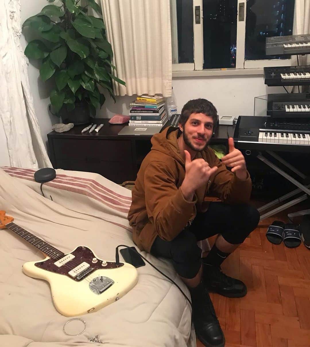 Chay Suedeのインスタグラム：「no estúdio do @zopelar, gravando pro álbum novo a música que fiz com @lhommestatue ❤️」