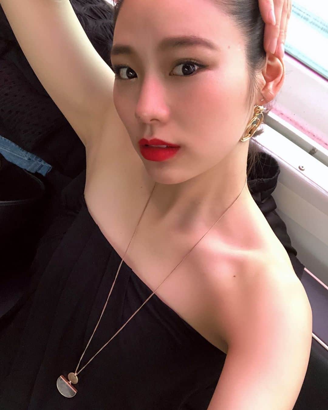 のインスタグラム：「いつもとは違うmakeすると いつもと違う気分になれるぅ💄🥰 MACのマットな赤リップ可愛い💋 プレッププライムリップのリップベースを 塗った上からだと発色も良くなるし 唇の縦じわが無くなっていい感じに♪ アイライナーは、今まで史上最高によれない ラッシュドールジャパンの オードリーコレクション ミスアイドール！ 明日は @junjun393 さんの bossmake seminarのMC🎤✨ 今までで一番参加人数が多いので さらに気合い入れて頑張ってきます！ . . . . @glitter.mag @gossips.mag  @bossmakejunjun #bossmake #makeup#赤リップ#mosselnewyork @mosselnewyork #アクセサリー#accessory #カーダシアン家のお騒がせセレブライフ #mac #プレッププライムリップ @maccosmeticsjapan #アイライナー @lash_doll_japan #miss #eye#doll」