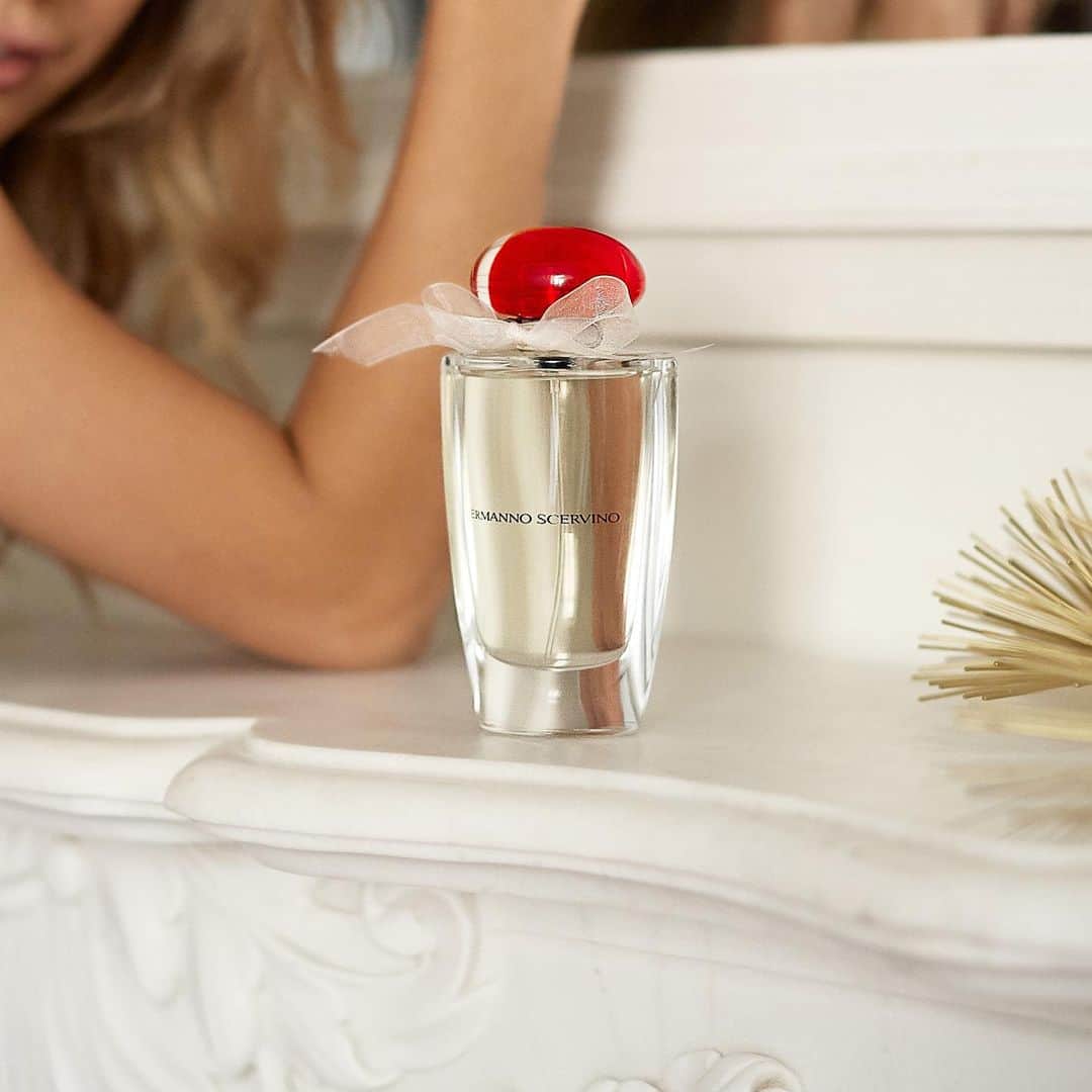 のインスタグラム：「The perfect fragrance for the woman on the go! Who will our next guest be? #ScervinoFragrance . . #ErmannoScervino #ScervinoPeople #perfume #fragrance #eaudeparfum #essence #madeinitaly #madeinflorence #perfumery #parfum #scent #profumo #fragranza #essenza #organza #floral #couture」