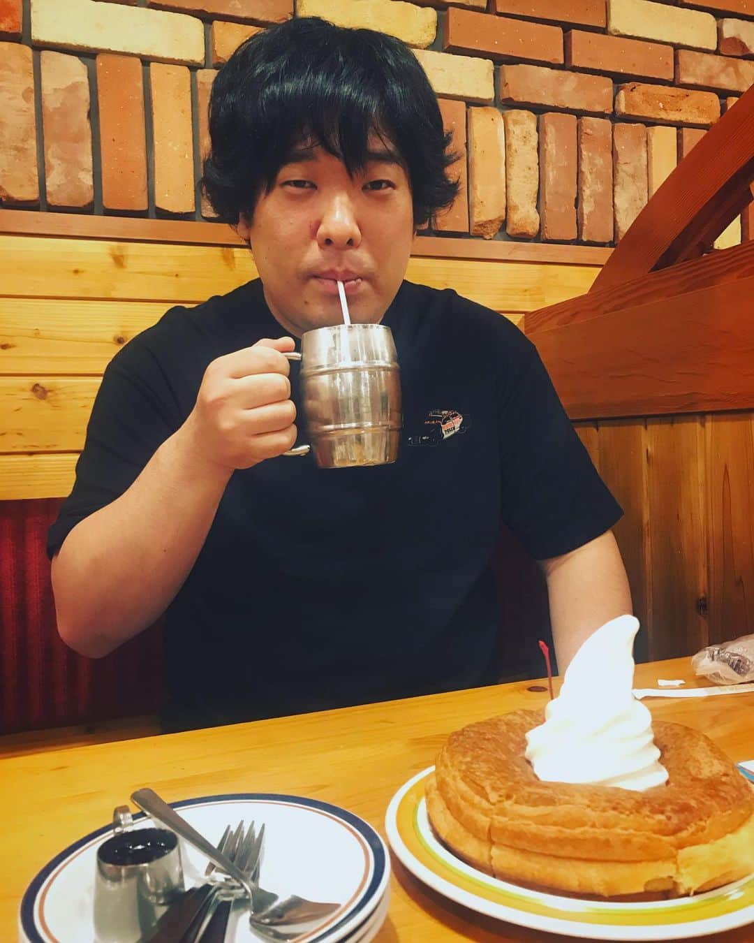 鈴鹿秋斗のインスタグラム：「3日後。さいたまスーパーアリーナのステージに立つという夢を叶える宇治の英雄☺︎！！！！ ソロアーティストやけどひとりぼっちじゃないぞ！！頑張ってな🙋🏻‍♂️‼️ #岡崎体育」