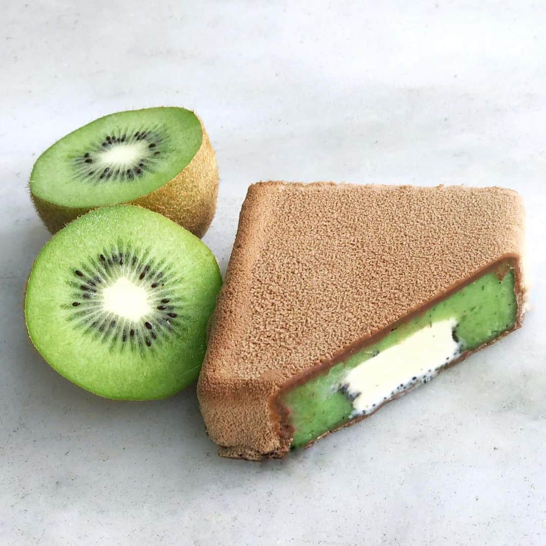 DOMINIQUE ANSEL BAKERYさんのインスタグラム写真 - (DOMINIQUE ANSEL BAKERYInstagram)「Our Kiwi Sorbet Bar, made with refreshing kiwi sorbet with a center of vanilla ice cream surrounded by tiny poppy seeds, coated in rich milk chocolate (it’s even a little “fuzzy” too). It’s back in Soho starting tomorrow. 🥝」6月7日 0時42分 - dominiqueansel