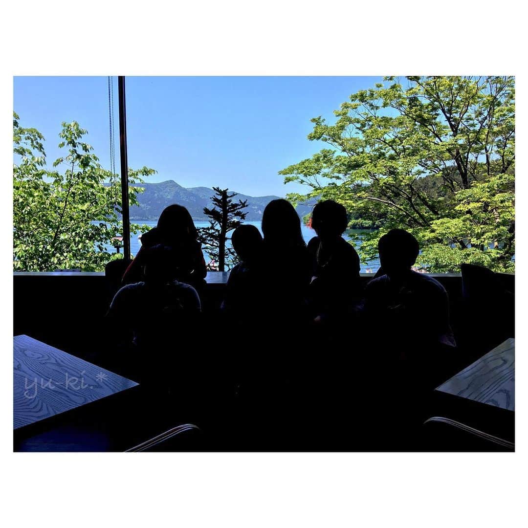 二見夕貴さんのインスタグラム写真 - (二見夕貴Instagram)「. 必ず食べたい人気メニューは 半熟ゆで玉子入りのカレーパン😍 めちゃおいしいのよ〜〜♡ . 甥っこは自分のソーセージパンを食べながら ちょこちょこまわりのサクサクの粒を つまんで食べてました😂 . #niceview #lakeview #awesomeview #lakeashi #bakerycafe #cafe #hakone #japan #gm #morning #family #silhouette #絶景 #レイクビュー #芦ノ湖 #ベーカリーカフェ #カフェ #箱根 #箱根カフェ #朝活 #朝カフェ #家族day #甥っ子にメロメロ #シルエット」6月7日 0時38分 - yyyuki___