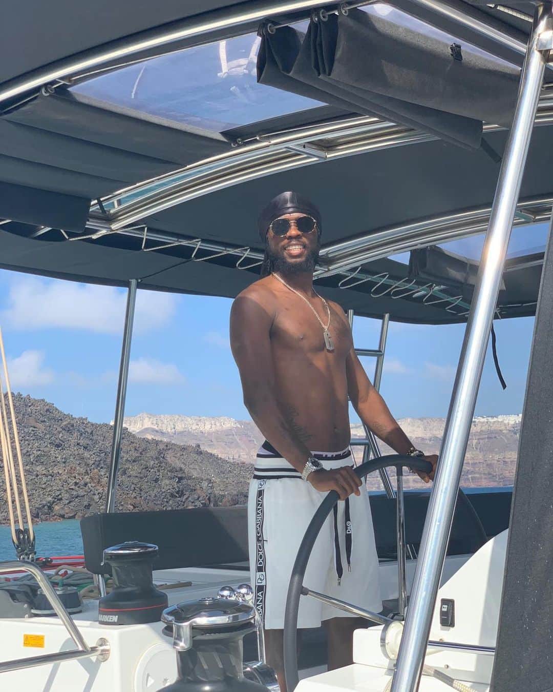 ジェルヴィーニョのインスタグラム：「🛥 Boat day 👨🏾‍✈️ ________________________________________________________  #greece #holidays #boat #captain #happyday #sunnyday #instapic #santorini #team225」