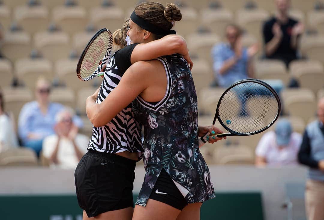 エリーゼ・メルテンスさんのインスタグラム写真 - (エリーゼ・メルテンスInstagram)「🤜💥🤛👀 🦓😃🤗 Semi-final tomorrow 🎾  #semi #final #rolandgarros #rg19 #doubles #tennis」6月7日 0時51分 - mertenselise