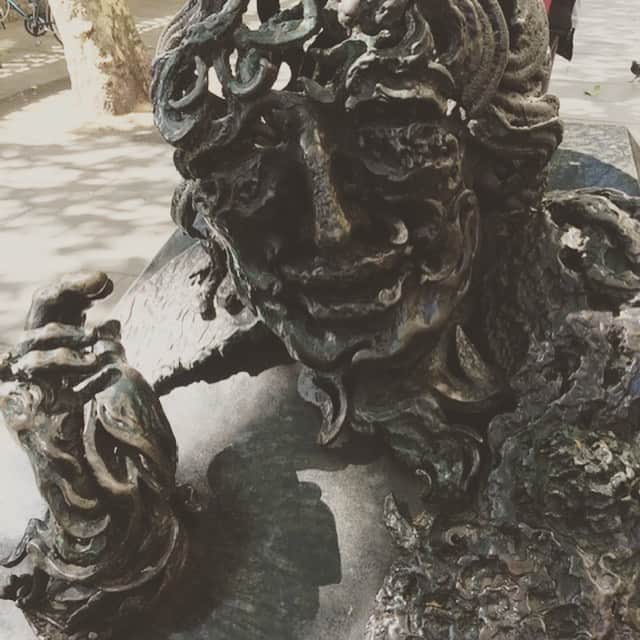 アダム・ランバートさんのインスタグラム写真 - (アダム・ランバートInstagram)「In honor of Pride Month I went to find this statue dedicated to the great Oscar Wilde. Known the world over for his literary talents, the playwright was sentenced to two years imprisonment for sodomy and gross indecency- (someone was clearly threatened by his talent and popularity). #oscarwilde #pride」6月7日 1時00分 - adamlambert