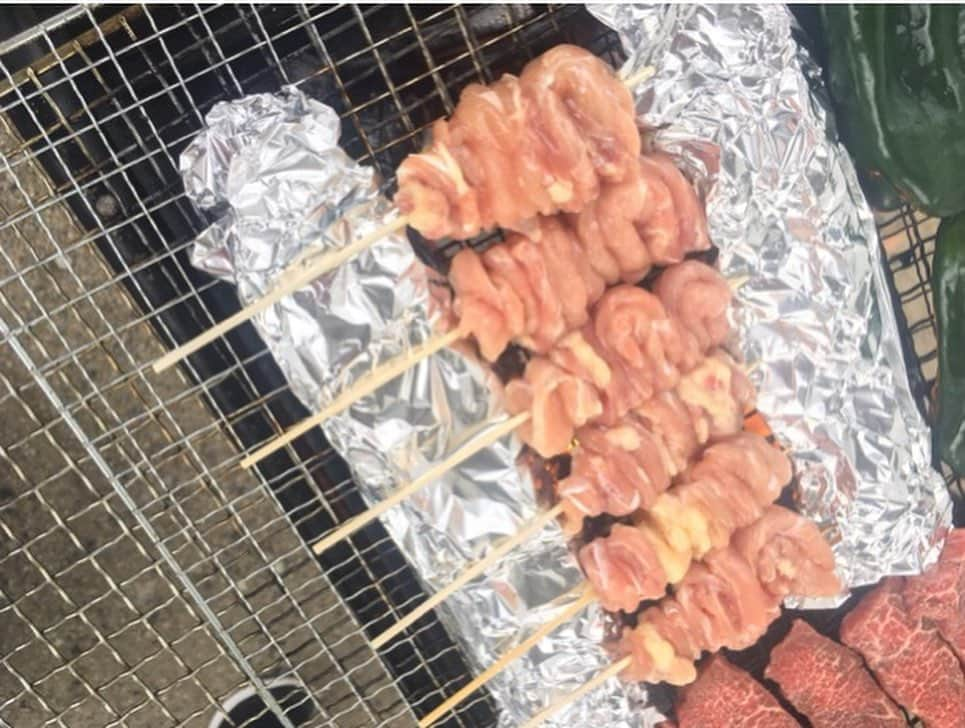 前田まみさんのインスタグラム写真 - (前田まみInstagram)「#BBQ🍖  #二色浜 🌈 #内場勝則 にいさん #森田展義 にいさん #山本奈臣実 ねえさん #いがわゆり蚊 ねえさん #もりすけ #湯澤花梨 ちゃん 楽しかったーーー😆！！！ 奈臣実ねえさんの手料理も最高ですっ😍 ゆり蚊ねえさんは鶏肉専門で、お任せしたらお店並みの焼き鳥が出てきました😂 #吉本新喜劇 #よしもと新喜劇 #新喜劇 #みんなでワイワイBBQ」6月7日 0時53分 - koromami24