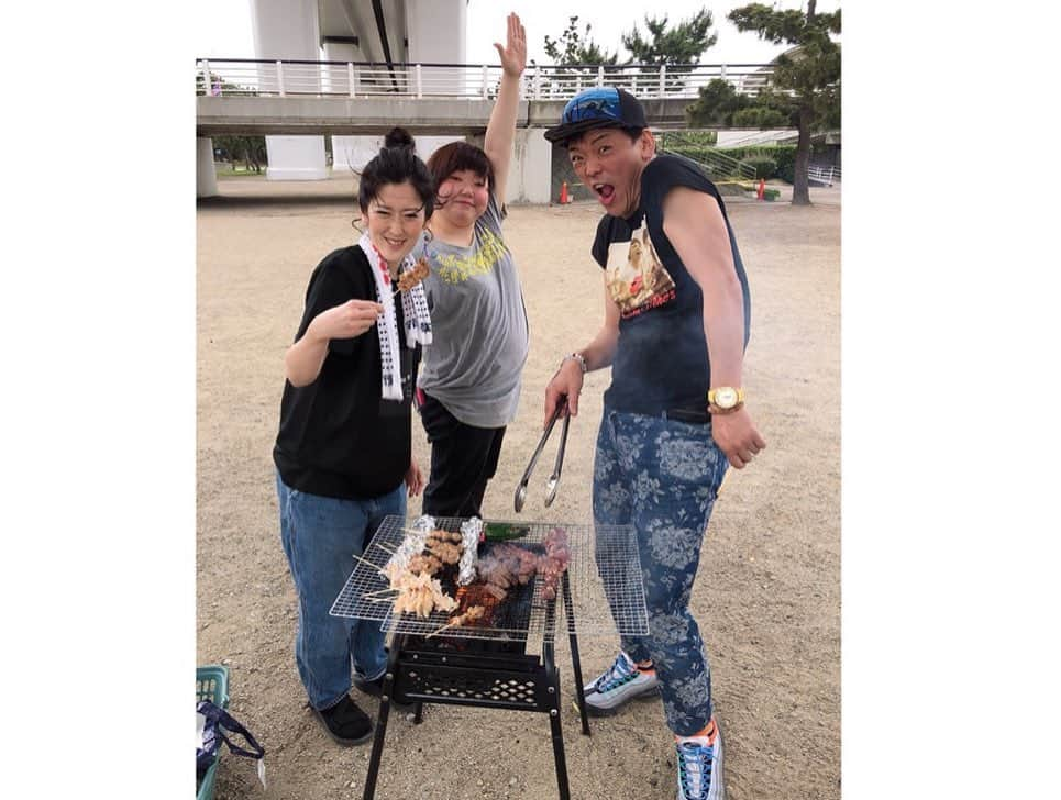 前田まみさんのインスタグラム写真 - (前田まみInstagram)「#BBQ🍖  #二色浜 🌈 #内場勝則 にいさん #森田展義 にいさん #山本奈臣実 ねえさん #いがわゆり蚊 ねえさん #もりすけ #湯澤花梨 ちゃん 楽しかったーーー😆！！！ 奈臣実ねえさんの手料理も最高ですっ😍 ゆり蚊ねえさんは鶏肉専門で、お任せしたらお店並みの焼き鳥が出てきました😂 #吉本新喜劇 #よしもと新喜劇 #新喜劇 #みんなでワイワイBBQ」6月7日 0時53分 - koromami24