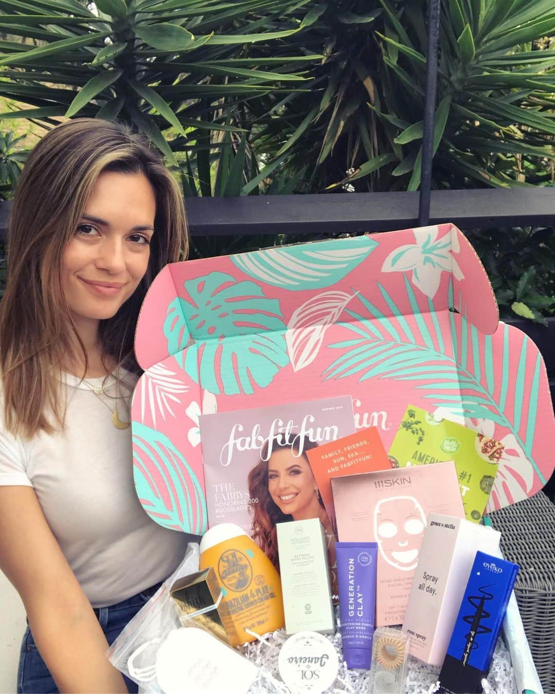 トーレイ・デヴィートのインスタグラム：「Love being a #fabfitfunpartner ! This @fabfitfun summer box is chock full of so many amazing goodies. And most of the products you receive cost more than the entire box. #Score ! Use the code TORREY for $10 off your first box! Happy Summer! ☀️#ad」