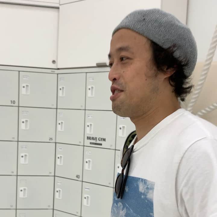 岸本加世子のインスタグラム：「やついのズボンが破けてた！爆笑🤣そのままライブに行きました。笑#bravegym #やついいちろう」
