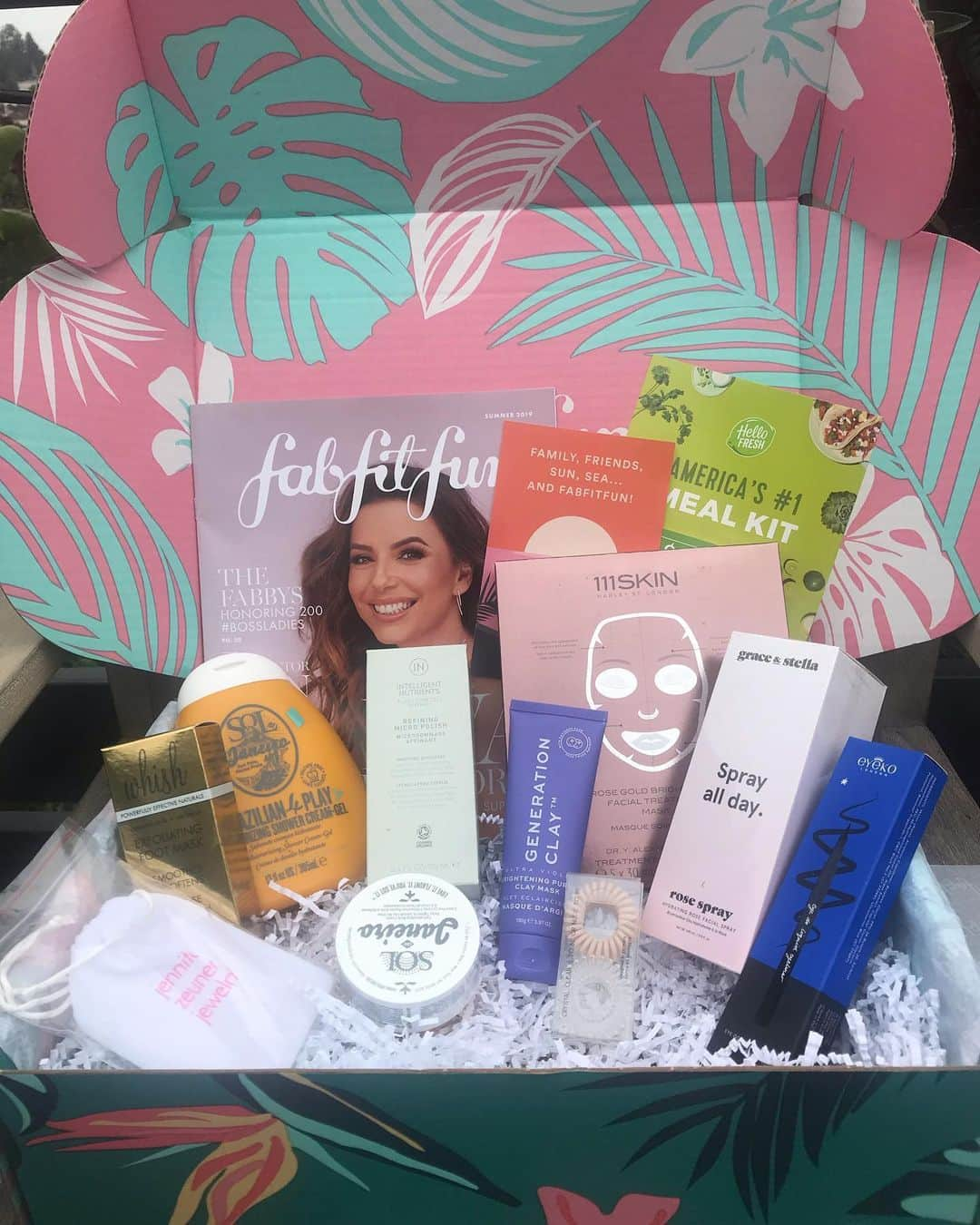 トーレイ・デヴィートさんのインスタグラム写真 - (トーレイ・デヴィートInstagram)「Love being a #fabfitfunpartner ! This @fabfitfun summer box is chock full of so many amazing goodies. And most of the products you receive cost more than the entire box. #Score ! Use the code TORREY for $10 off your first box! Happy Summer! ☀️#ad」6月7日 0時53分 - torreydevitto