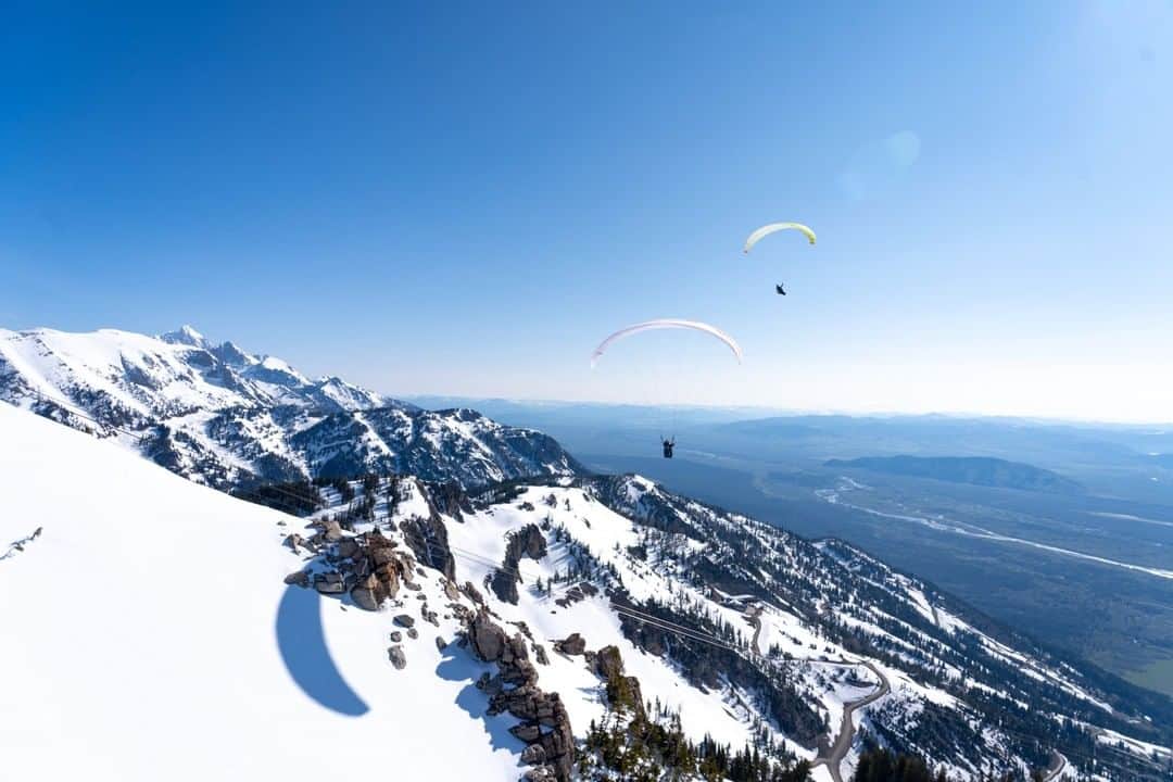 National Geographic Travelさんのインスタグラム写真 - (National Geographic TravelInstagram)「Photo by @sofia_jaramillo5 | Paragliders fly over Jackson Hole Mountain Resort in Wyoming. For more photos of outdoor adventure from Wyoming follow @sofia_jaramillo5. #flying #paraglide #seekadventure #adventureon」6月7日 0時55分 - natgeotravel