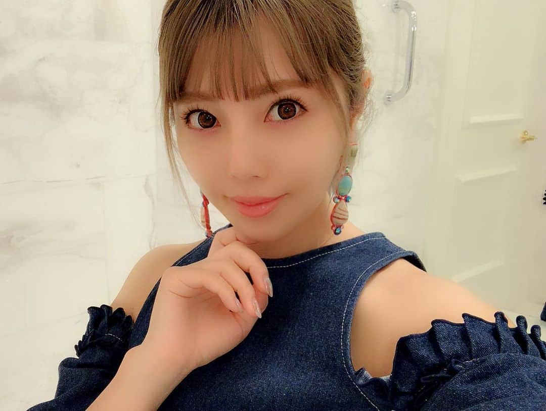 住谷杏奈さんのインスタグラム写真 - (住谷杏奈Instagram)「･ ちょっと今気分的に、 髪色落ち着かせているんだけど(2枚目参照)、 ･ 1枚目の時みたいなバッキバキの金髪というか ユニコーン系に戻すか真剣に悩んでおる🦄 いま最大の悩み。 ･ 来週美容院の予約いれてるんだよなぁ😮 ･ 今は落ち着いたカラーにしておいて、 そろそろ白髪が出てくるお年頃だから、 1本でも発見したらカラフルな色に戻そうかな🤗 ･ うーん悩むー。 ･ ･ #2枚目昨日 #1枚目1ヵ月前 #時を超えて同じポーズでお送りします #人差し指アゴ裏ひっかけ #香港ディズニーランド  #また行きたい🤗 #夫婦写真」6月7日 1時09分 - annasumitani