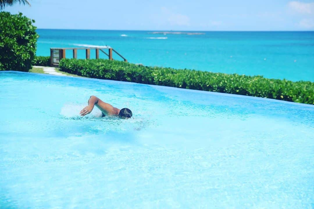 DJキャレドさんのインスタグラム写真 - (DJキャレドInstagram)「Swimming 🏊 IS 🔑 #FATHEROFASAHD TO THE WORLD 🌎  @ww #wwambassador」6月7日 1時09分 - djkhaled