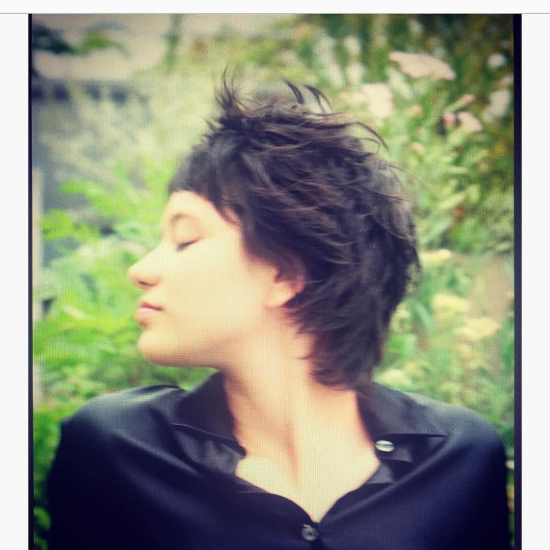 松浦美穂さんのインスタグラム写真 - (松浦美穂Instagram)「ヘアグロス＆パフューム 「air」 風…自由  ジェンダーフリー  ボーダーレス  6月12日発売開始 This is coming soon❗️ yumedreaming.com  photo by Koji Sato make-up by Oyuki hair by M.Miho model Yukina  @twiggytokyo  #hairgloss＆perfume #air #より自分らしく #自由に #hairstyle  #twiggytokyo  #naturalproducts  #ペルーバルサム油 #ベルガモット果実油 #パチュリ油 #オレンジ花柚 #しょうが根エキス #バニラ果実エキス #ニオイテンジクアオイ油  などなど…」6月7日 1時01分 - twiggy_mihomatsuura