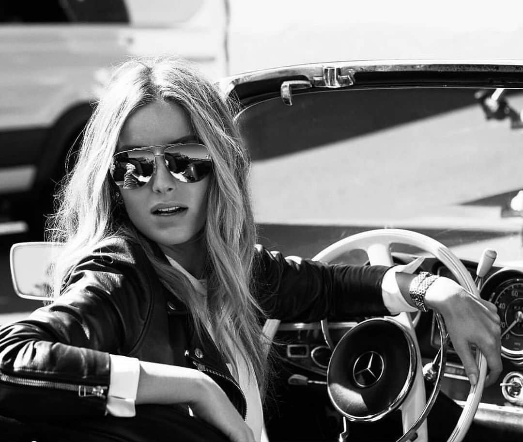 アナベル・ウォーリスのインスタグラム：「Cartier trying to make me look way cooler than I am. Captured by @jbthiele  Thank you ☺️」