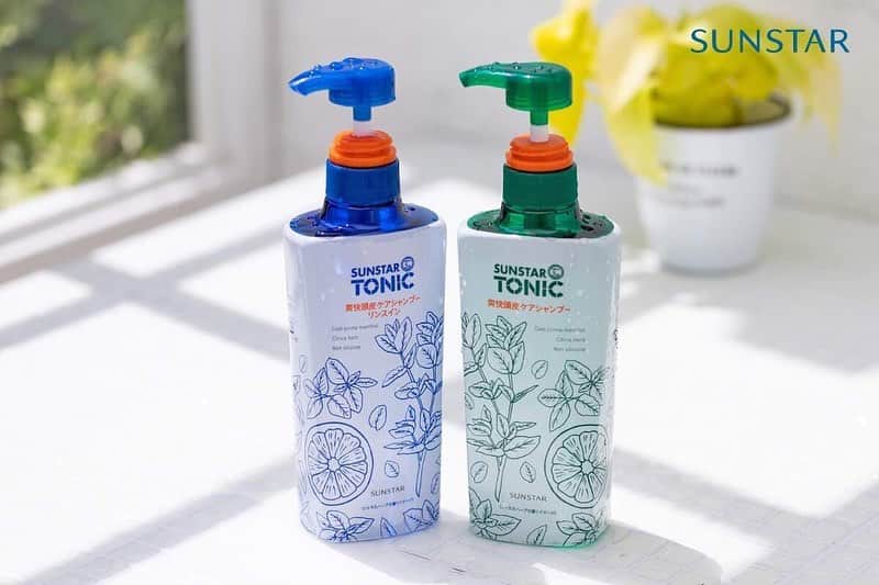 のインスタグラム：「【サンスター×cainz】 シャンプー本体の香りであるシトラスハーブをイメージし、いつものバスタイムに彩りを添えるようなナチュラルで爽やかなデザイン。 クール成分が頭皮に爽快感を与えるとともに、シトラスハーブの香りがあなたや家族に癒しを与えます。 髪のベタツキの原因に着目し、徹底研究。皮脂除去成分を配合し、ベタツキ・ニオイがちなギトギト皮脂を効率的に徹底除去します。洗った髪は、乾燥後ふんわりと軽く仕上がり、自然なボリューム感のある髪質に。リンスインタイプは、リンス成分配合で指どおりなめらかなサラサラの髪質に仕上がります。 . トニックシャンプー 480ml 価格 628円(税込) . トニックシャンプーリンスイン 460ml 価格 628円(税込) . 詳しくはこちら http://www.cainz.com/jp/design_exhibition/item/4901616964976.html . こちらの商品ご購入でカインズカードポイント50Pプレゼント🎁Instagramユーザーさんには抽選でデザイン展商品プレゼントも🎵 詳しくはプロフィールURLから✨ . #カインズデザイン展 #カインズデザイン展vol3 #サンスター #トニックシャンプー #シトラスハーブ #皮脂 #頭皮 #メントール #リンスイン #cainzdesignexhibition #sunstar #tonicshampoo #citrusherbs #sebum #scalp #menthol #twoinoneshampoo #cainz #cainzhome #カインズ #カインズホーム #くらしにららら」