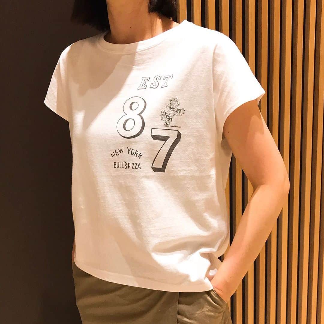 Simply_apronさんのインスタグラム写真 - (Simply_apronInstagram)「夏におすすめフレンチスリーブTシャツ！  コレド室町店人気アイテムのご紹介！ 秋冬も大好評いただいたRIDING HIGH @ridinghigh03  とのWネームTシャツに、夏の新作が入荷しております！ ゆったりとしたフレンチスリーブで、湿度の高い今の時期も風通しもよくさらりと着られるTシャツ。 落ち綿を混ぜて編みたてた、ふっくらした肌触りの良さも人気の理由です。 前側が少し短く、後ろが長めになっているので、ボトムにインしたときにもスッキリと決まり、しゃがんだときに背中が出ないのも嬉しいポイント★ 是非、コレド室町店でご覧くださいね。  プリントフレンチ半袖Tシャツ／別注 6,500円+税 Col:OATMEAL、MIX CHACOAL、OFF WHITE 商品コード:SY9S1193  #simplycoltd #simply #シンプリー #apron #エプロン #お出かけエプロン #workwear #ワークウエア #キッチン雑貨 #ボーイな女 #大人カジュアル #春夏新作 #ridinghigh #ライディングハイ #Tシャツ＃フレンチスリーブ#フレンチスリーブTシャツ#RIDINGHIGH#ブルドッグ」6月6日 16時09分 - simplycoltd